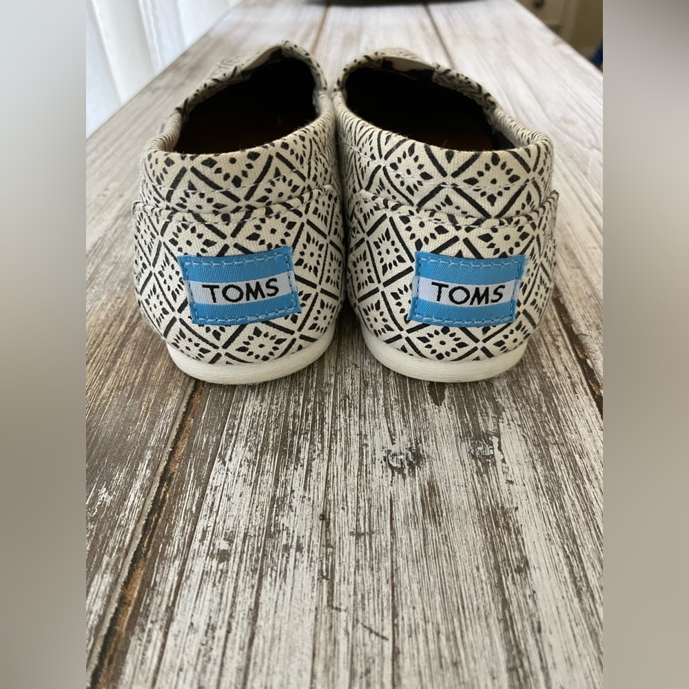 Women’s Toms size 6 - Picture 2 of 6